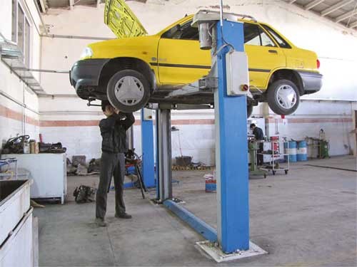 اتومبیل روی جک دو ستون